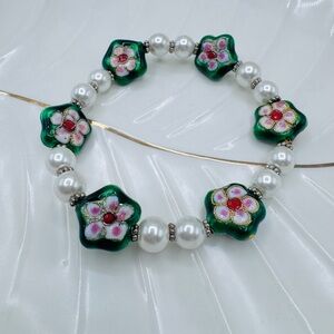 Vintage like Floral Green and White Beaded Bracelet